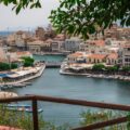 Vue d’Agios Nikolaos en Crète avec le port et les maisons au bord de l’eau