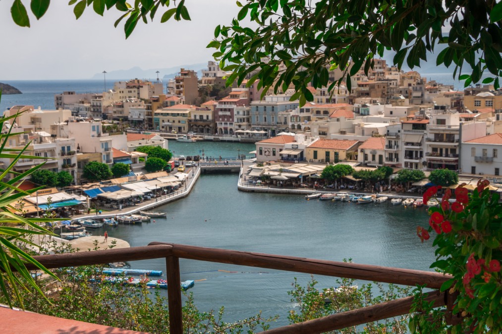 Vue d’Agios Nikolaos en Crète avec le port et les maisons au bord de l’eau