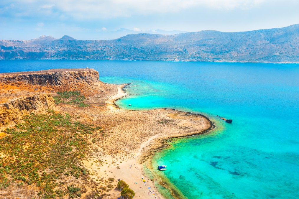 Plage de Balos en Crète avec son lagon turquoise et ses falaises dorées
